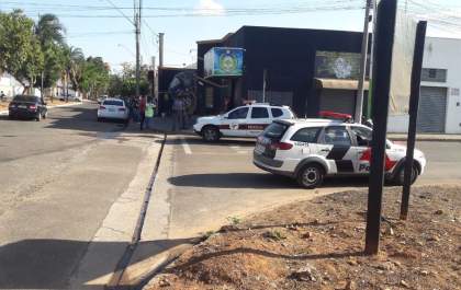 Pintor é morto a tiros em frente a depósito de bebidas