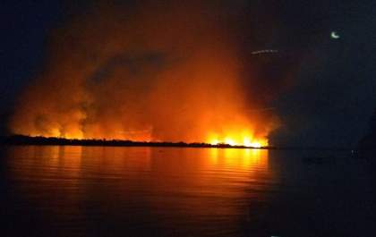 Incêndio na Ilha Comprida cobre Três Lagoas e Castilho de fumaça