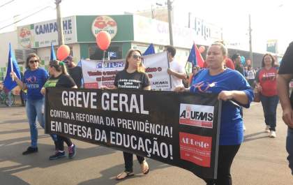 Professores paralisam e escolas ficam sem aulas em Três Lagoas