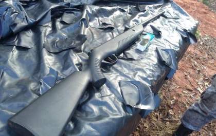 Espingarda usada por caçadores é encontrada em fazenda em Três Lagoas