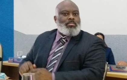 Desapontado com os conchavos políticos e repentina mudança de lado, Renée vai para o PSL