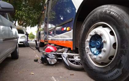 Jovem leva grande susto ao ter moto arrastada por ônibus