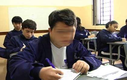 Família de estudante com síndrome de Down enfrenta dificuldade para mantê-lo em unidade escola