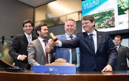 Artista araçatubense entrega obra na bolsa de valores