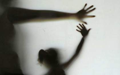 Mãe esconde filha no armário para proteger marido acusado de estupro