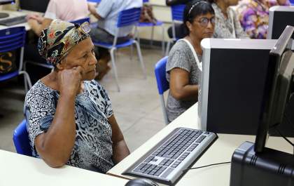 Direitos Humanos promove curso de tecnologia de celulares para idosos