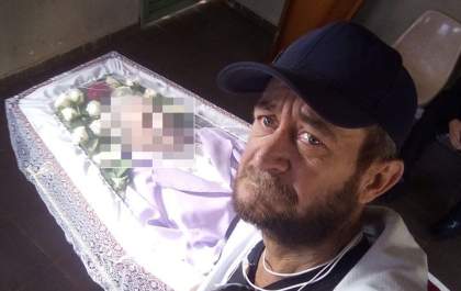 Homem vela a mãe sozinho e a enterra apenas na companhia do motorista da funerária