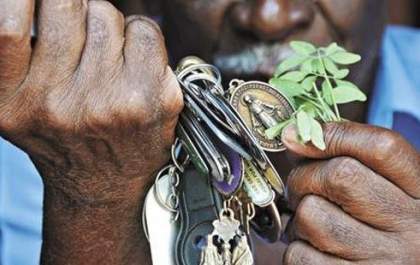 Homem ‘oferece’ benza e furta cartão de idoso