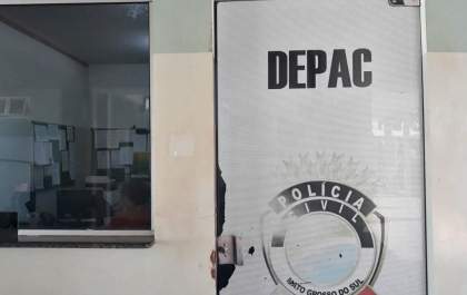 Mulher procura a polícia após ter a bolsa furtada com diversos objetos