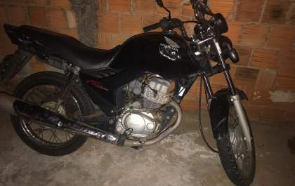 Motorista bate em moto de pizzaiolo e foge