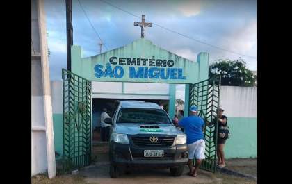 Velório é interrompido após morto “apertar” mão da esposa