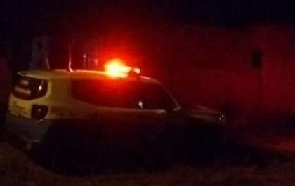 Motorista xinga policial ao ser flagrado sem CNH e com faca e facão no carro