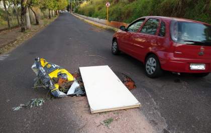 Moradores usam porta para tapar buraco em rua