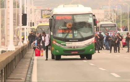 Homem mantém reféns em ônibus na Ponte Rio-Niterói