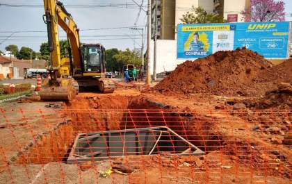 Obra de esgoto interdita acesso à avenida dos Estados