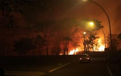 Incêndio de grandes proporções atinge vegetação próximo a Vila dos Operadores