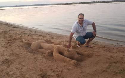 As margens do Sucuriú, professor esculpe obra e encanta três-lagoenses