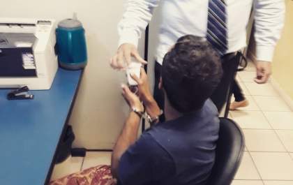 Delegado dá água e comida a usuário de drogas preso em flagrante&nbsp;