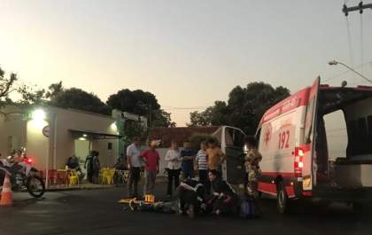 Idoso de 82 anos fica ferido em acidente entre moto e carro
