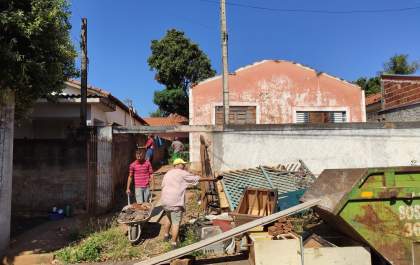 Moradores se reúnem para reformar casa incendiada em Araçatuba