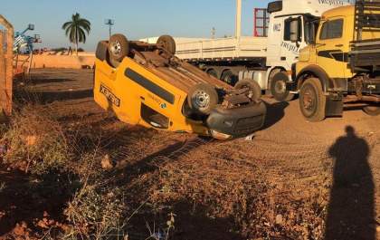 Carro dos Correios furtado com provas do Enceja é encontrado capotado