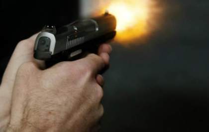 Dupla de moto tenta assassinar dois a tiros no Jardim Europa