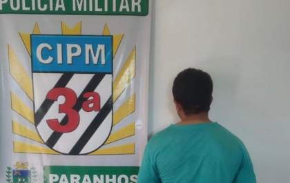 Chorando, menina de 12 anos procura polícia após ser estuprada pelo pai