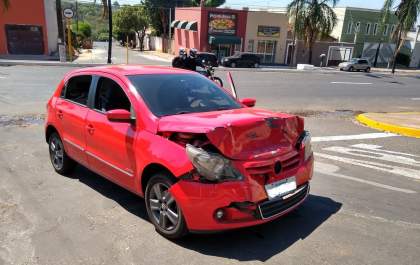 Motorista para em faixa de pedestre e tem carro atingido
