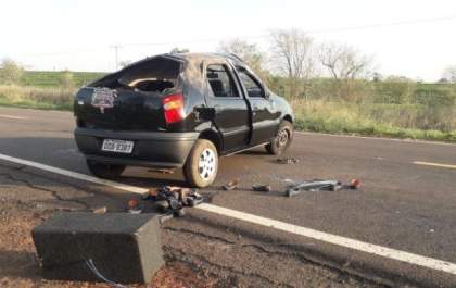 Mulher sofre traumatismo ao ser arremessada para fora de carro em capotamento