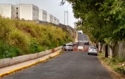 Motoristas passam sobre calçada em rua interditada