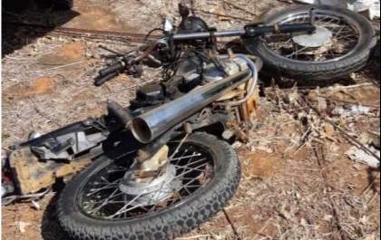 Jovem cai rebocando moto em rodovia e morre atropelado