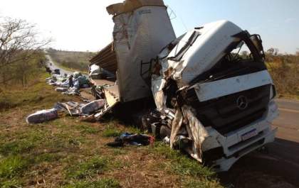 Carro invade contramão, bate em caminhão e dois morrem