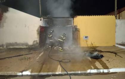 Casa é incendiada no JK e a suspeita é de tentativa de feminicídio
