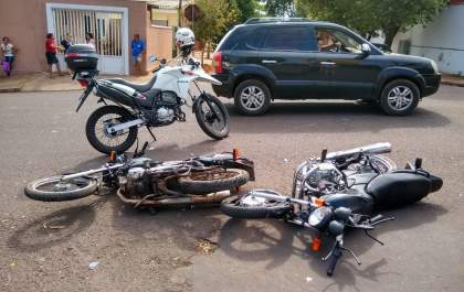 Colisão entre motos deixa dois homens feridos