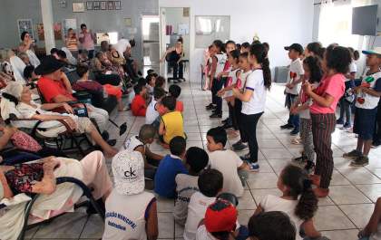 Alunos da rede municipal realizaram visita ao asilo