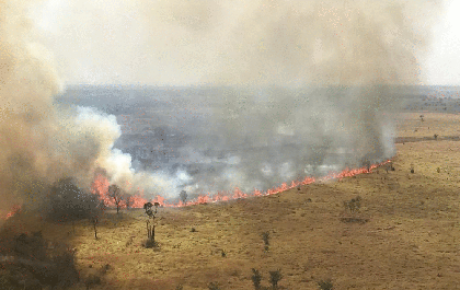 Defesa Civil envia aeronave para ajudar no combate a incêndio