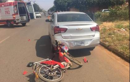 Com bicicleta elétrica jovem colide em carro no bairro Vila Haro&nbsp;