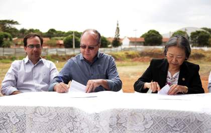 Tamiko assina contrato para retomada da obra da Piscina Olímpica