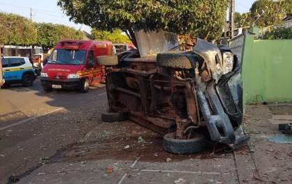 Carro capota, colide em muro e a suspeita é de tentativa de feminicídio