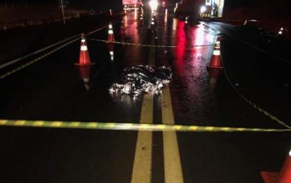 Motociclista de 19 anos morre após colidir em carreta