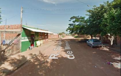 Dupla de moto fere quatro ao disparar contra pessoas em bar