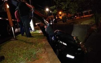 Mulher cai com carro em valetão da João Arruda Brasil