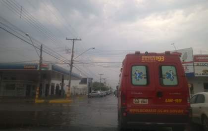 Temporal derruba árvore em cima de quarto de criança em Três Lagoas