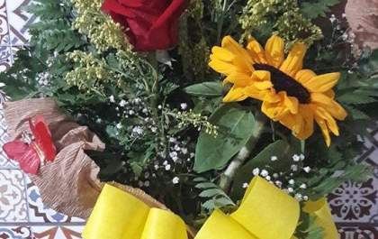 Menino “zoa” colega de sala e entrega buquê de flores para se desculpar