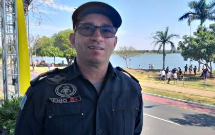 Tenente-Coronel Ênio acompanha o desfile e fala das ações da PM em TL