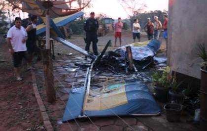 Avião ultraleve cai, mata criança e deixa outra ferida em Ivinhema