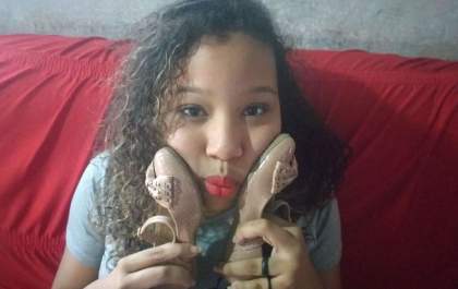 Garota três-lagoense sonha em poder calçar sandálias pela primeira vez