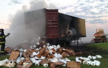 Carreta carregada com linhas pega fogo na Rondon