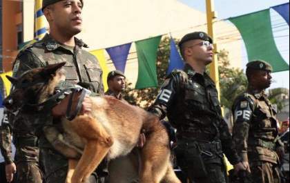 Emocionante: Soldado desfila com cachorro no colo