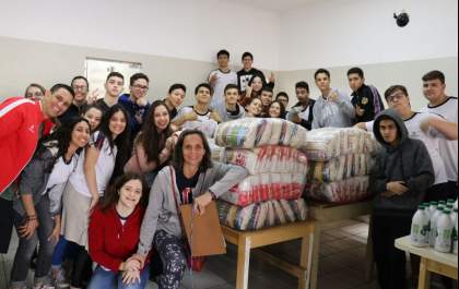 Alunos doam 5,6 toneladas de alimentos para entidades